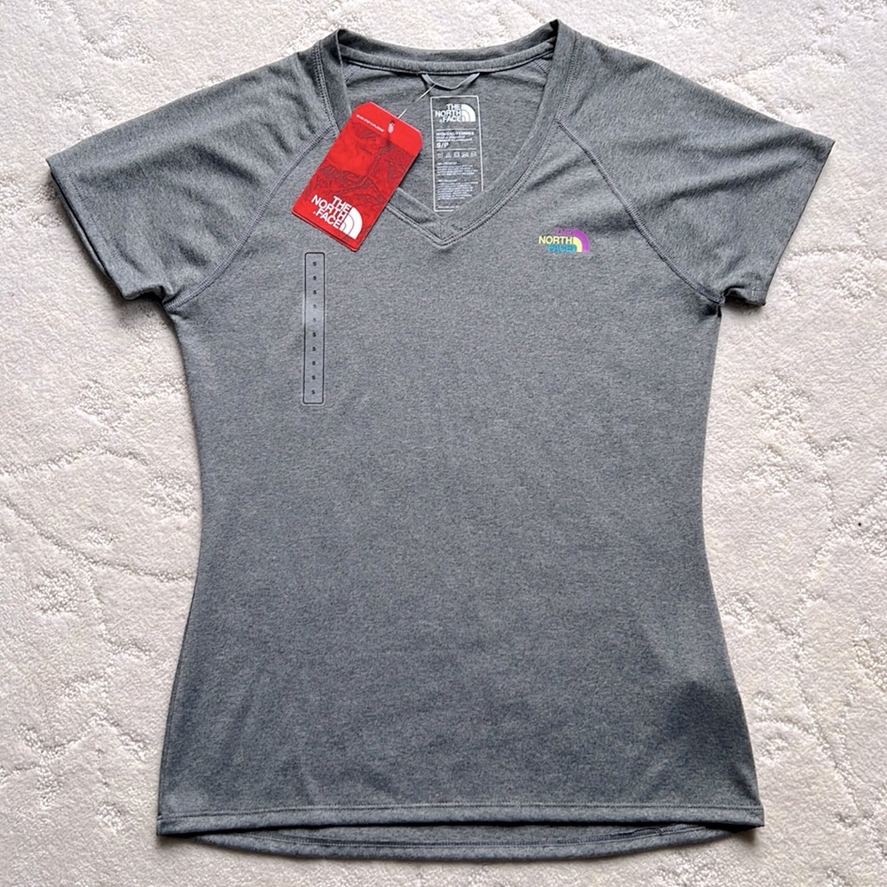 NWT Gray The North Face 🌈 Rainbow Logo in Upper Corner VNeck Tshirt